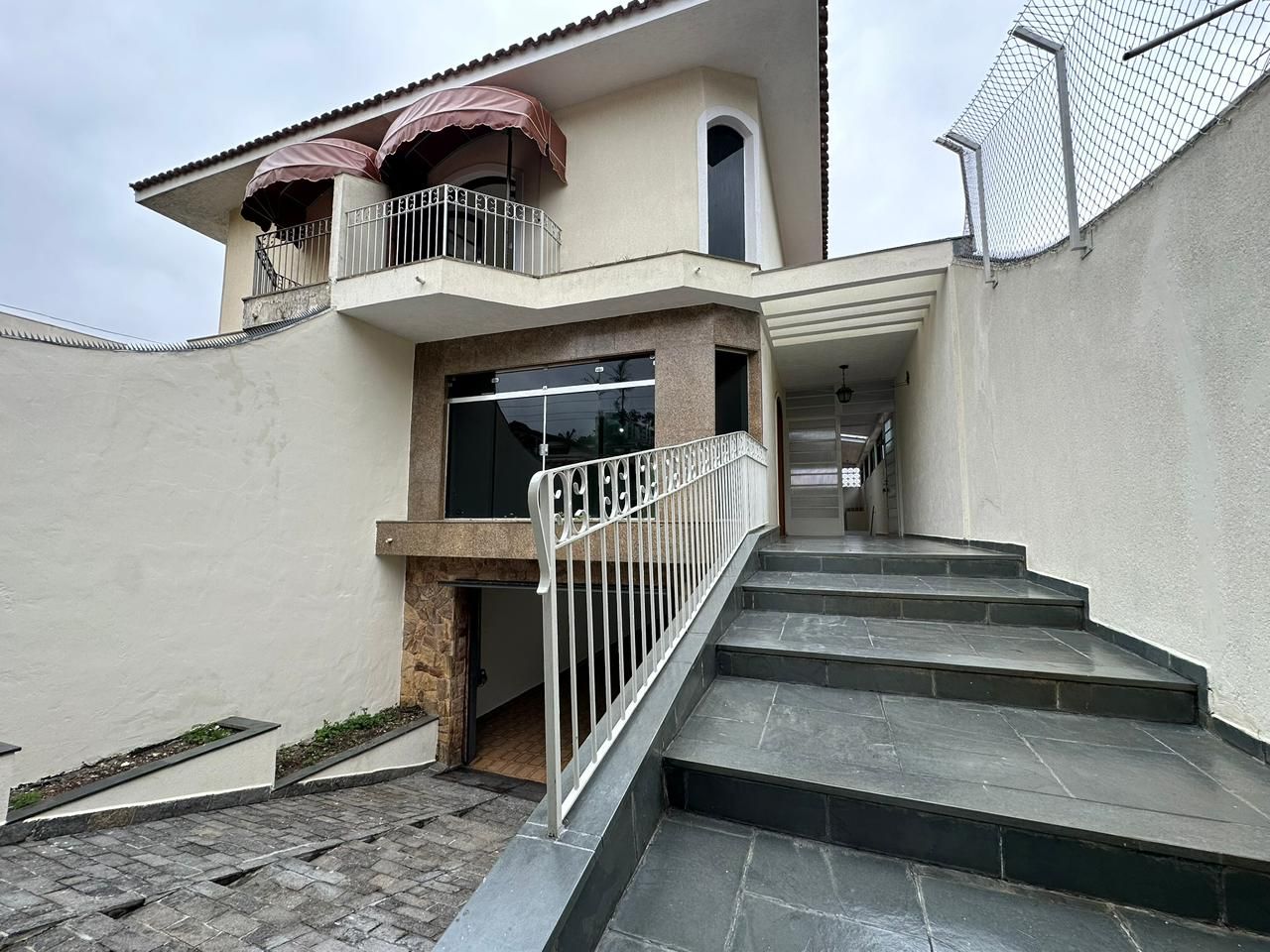 SOBRADO DE 3 QUARTOS PARA VENDA NA VILA IRMÃOS ARNONI POR APENAS R$880.000,00😱