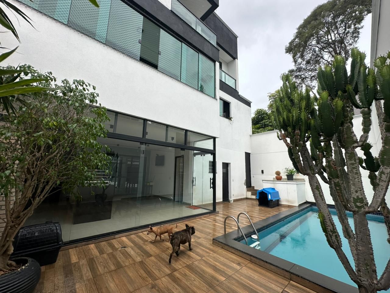 CASA DE 4 SUÍTES PARA VENDA NO JARDIM FLORESTA POR R$2.800.000,00!