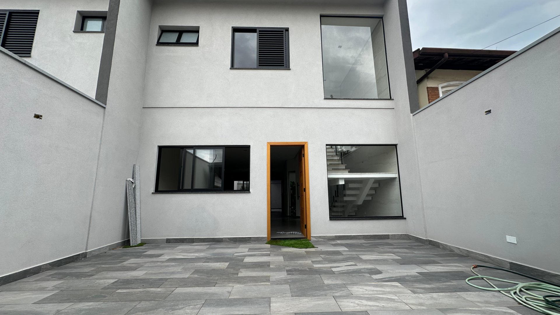 SOBRADO DE 3 SUÍTES PARA VENDA NO TREMEMBÉ!