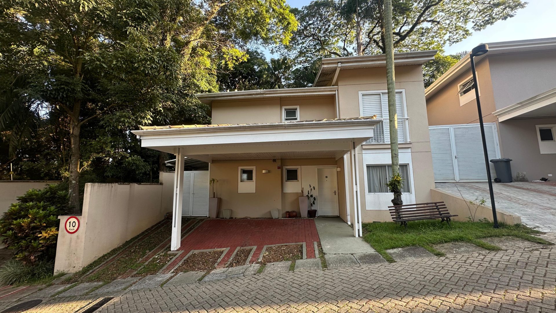 CASA DE CONDOMINIO COM 4 QUARTOS PARA VENDA NO JARDIM VIRGINIA BIANCA!