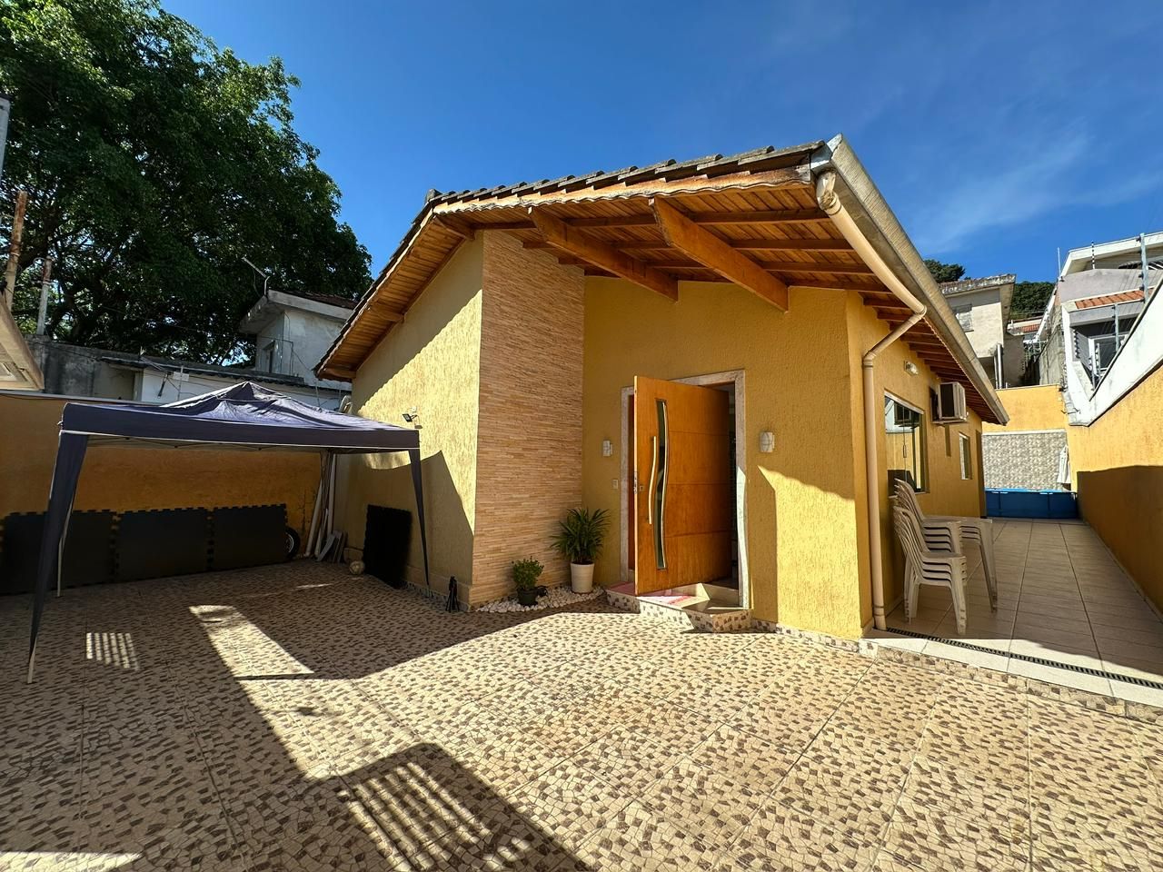 CASA TÉRREA DE 4 SUÍTES PARA VENDA NO JARDIM VIRGÍNIA BIANCA!